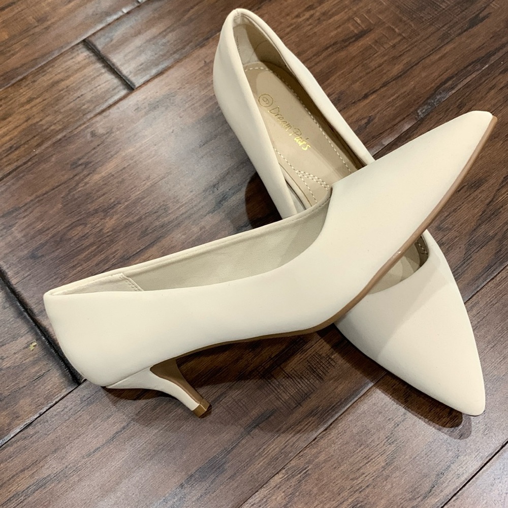 NWOT Nude Dress Shoes Classic Beige Pumps